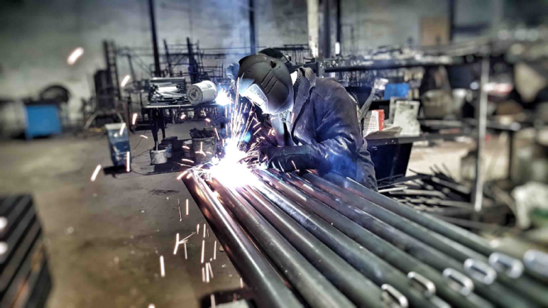 Какие материалы используют при изготовлении уличного спортивного оборудования в Саратове?